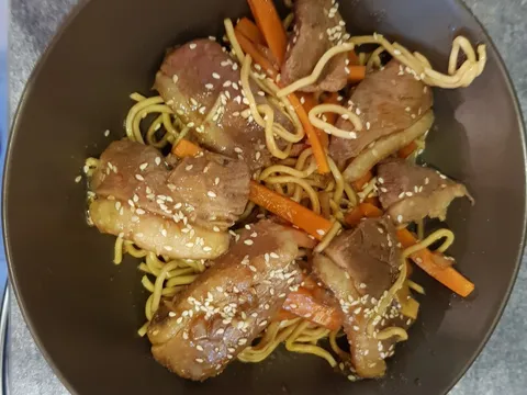 Wok de canard aux carottes et sésame
