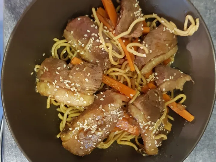 Wok de canard aux carottes et sésame